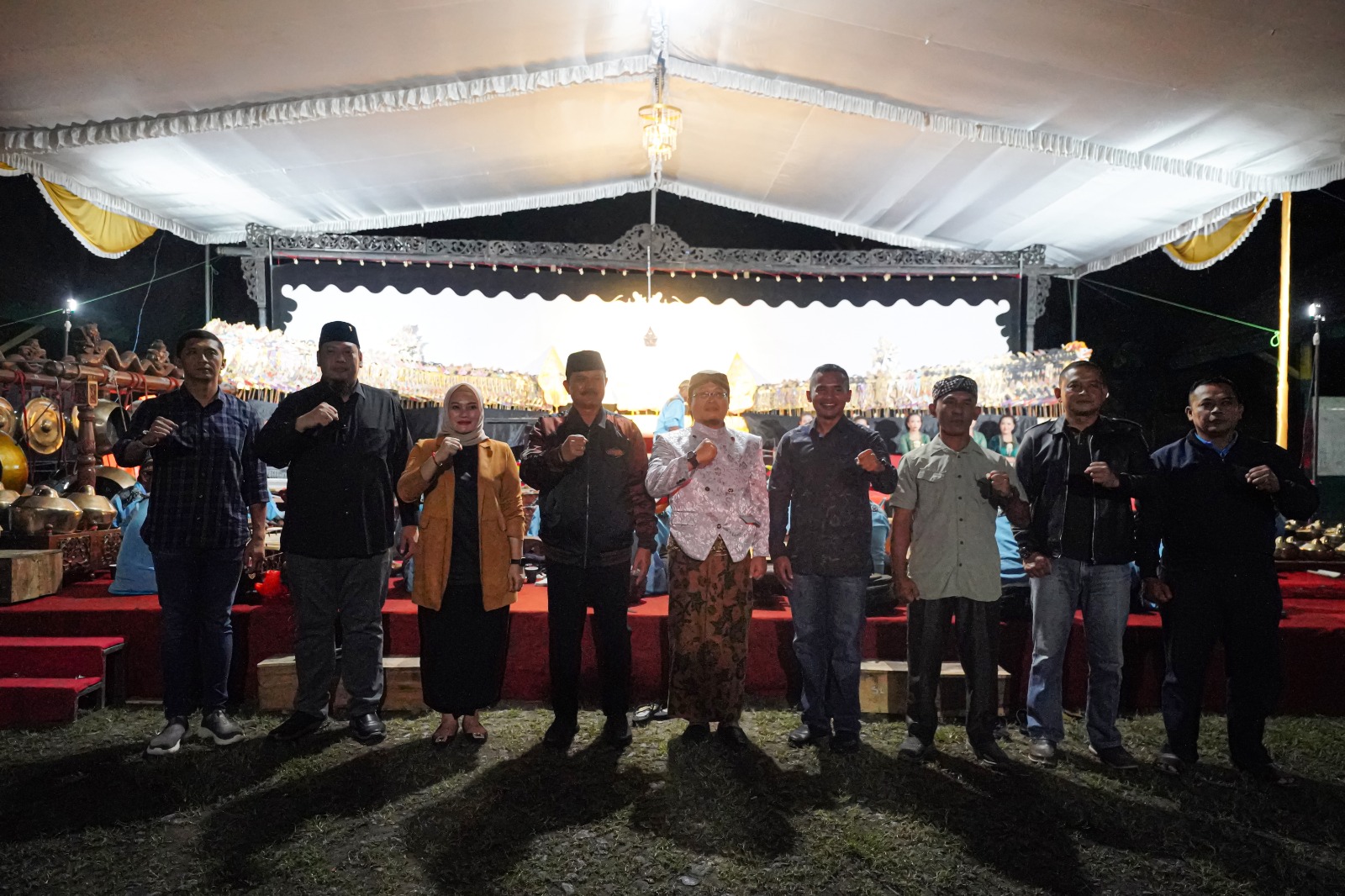 Hadiri Pagelaran Wayang Kulit Peringatan HUT Yonif Para Raider 501, Wali Kota: Usia Tua Penampilan Harus Muda