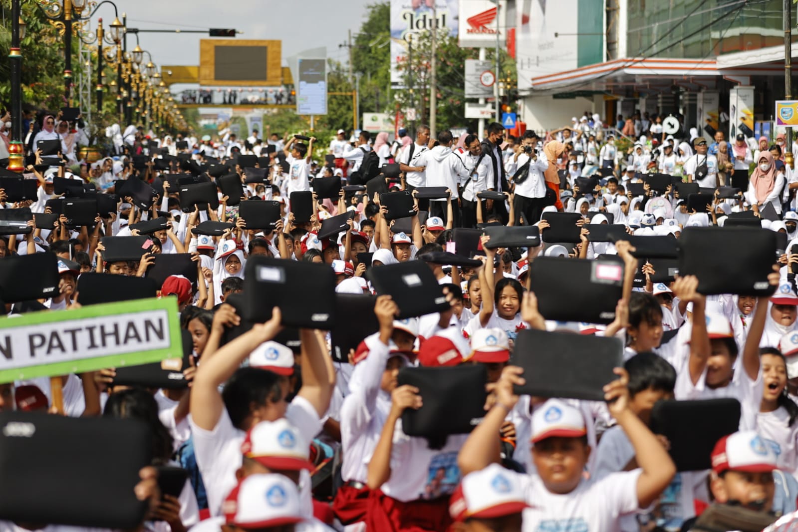 Peringatan Hardiknas, Wali Kota: Kita Siapkan Generasi Emas 2045 Melalui Program Laptop