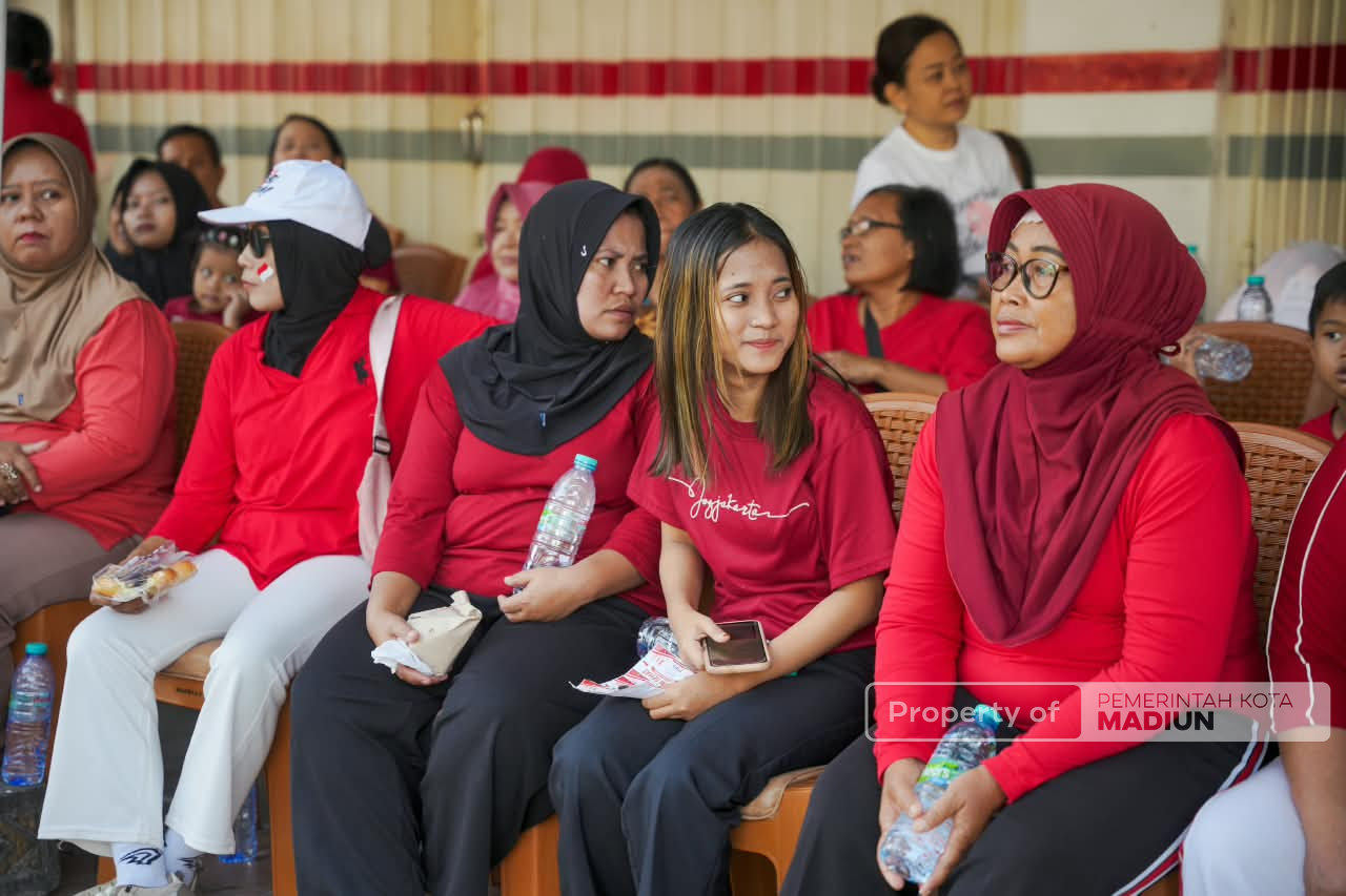 Turut Semarakkan HUT Kemerdekaan, RW 7 Kelurahan Kejuron Gelar Senam Sehat dan Lomba Yel-Yel