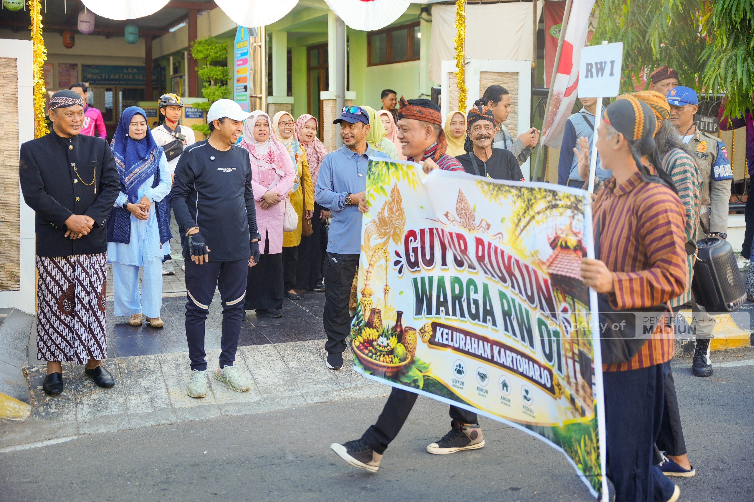 Plt Wali Kota Madiun Tegaskan Komitmen Lestarikan Budaya saat Berangkatkan Kirab Bersih Desa Kartoharjo