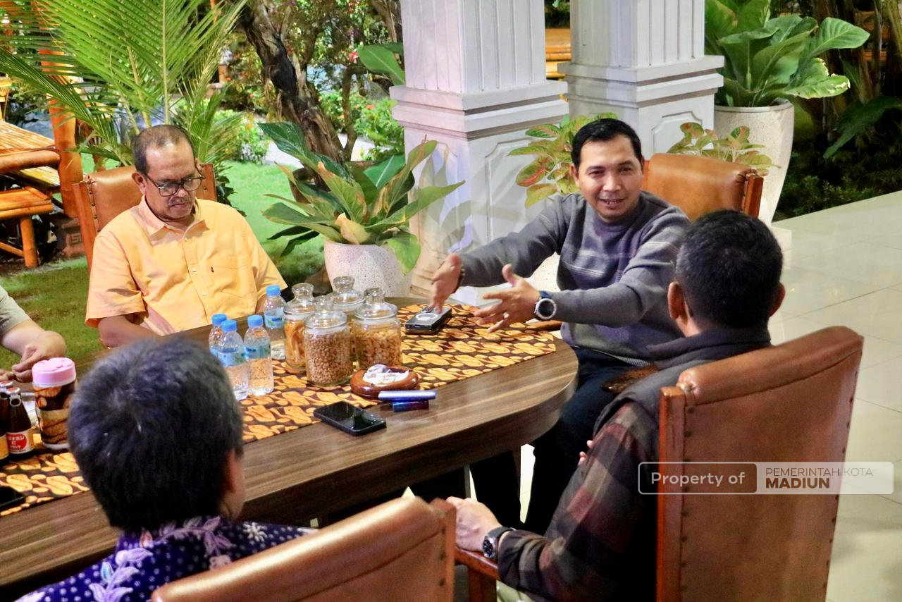 Deputi Pelayanan Publik KemenPAN-RB Kunjungi Kota Pendekar, Cicipi Makanan Khas sebelum ke Balai Kota