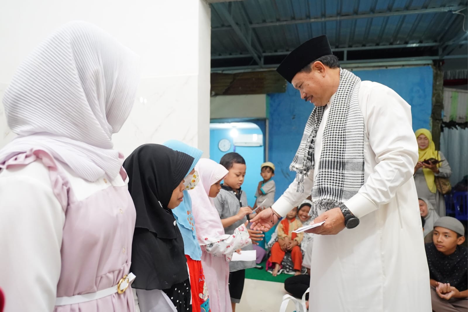 Salat Isya di Musala Baiturahim, Wali Kota Salurkan Bantuan Pembangunan Rp 50 Juta