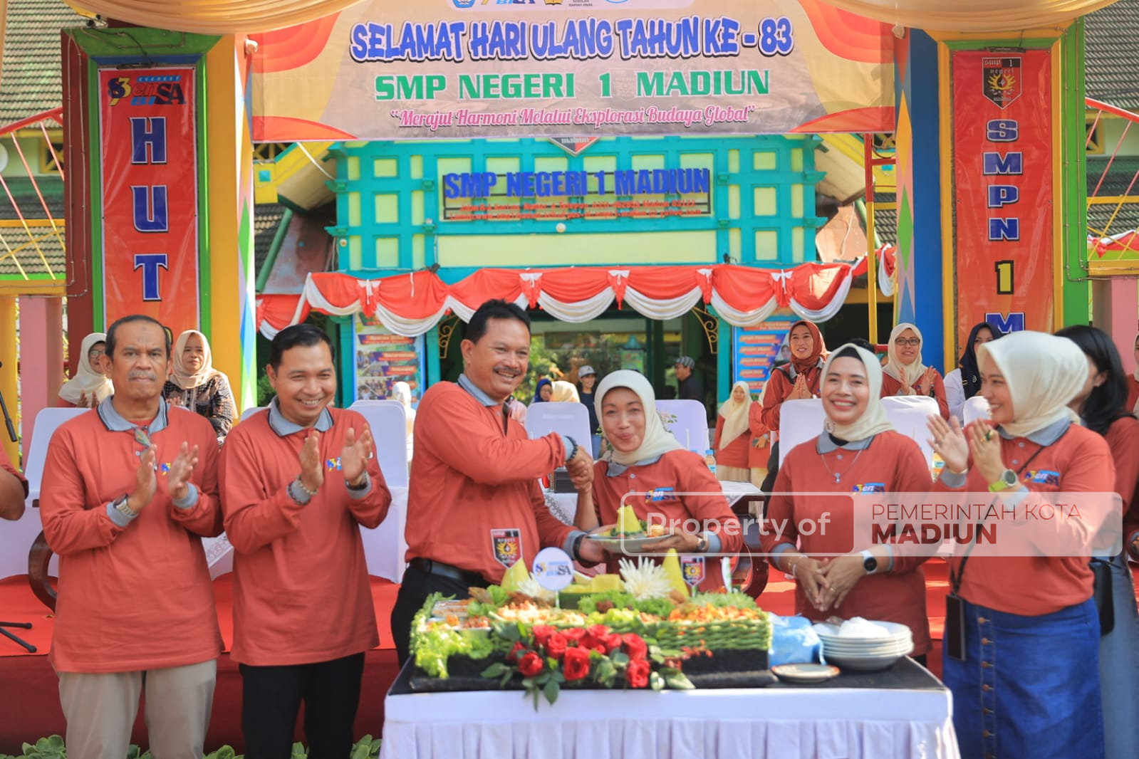 Wali Kota Madiun Apresiasi Pawai SMPN 1, Dorong Tampil di Ajang Apeksi Bali 2026