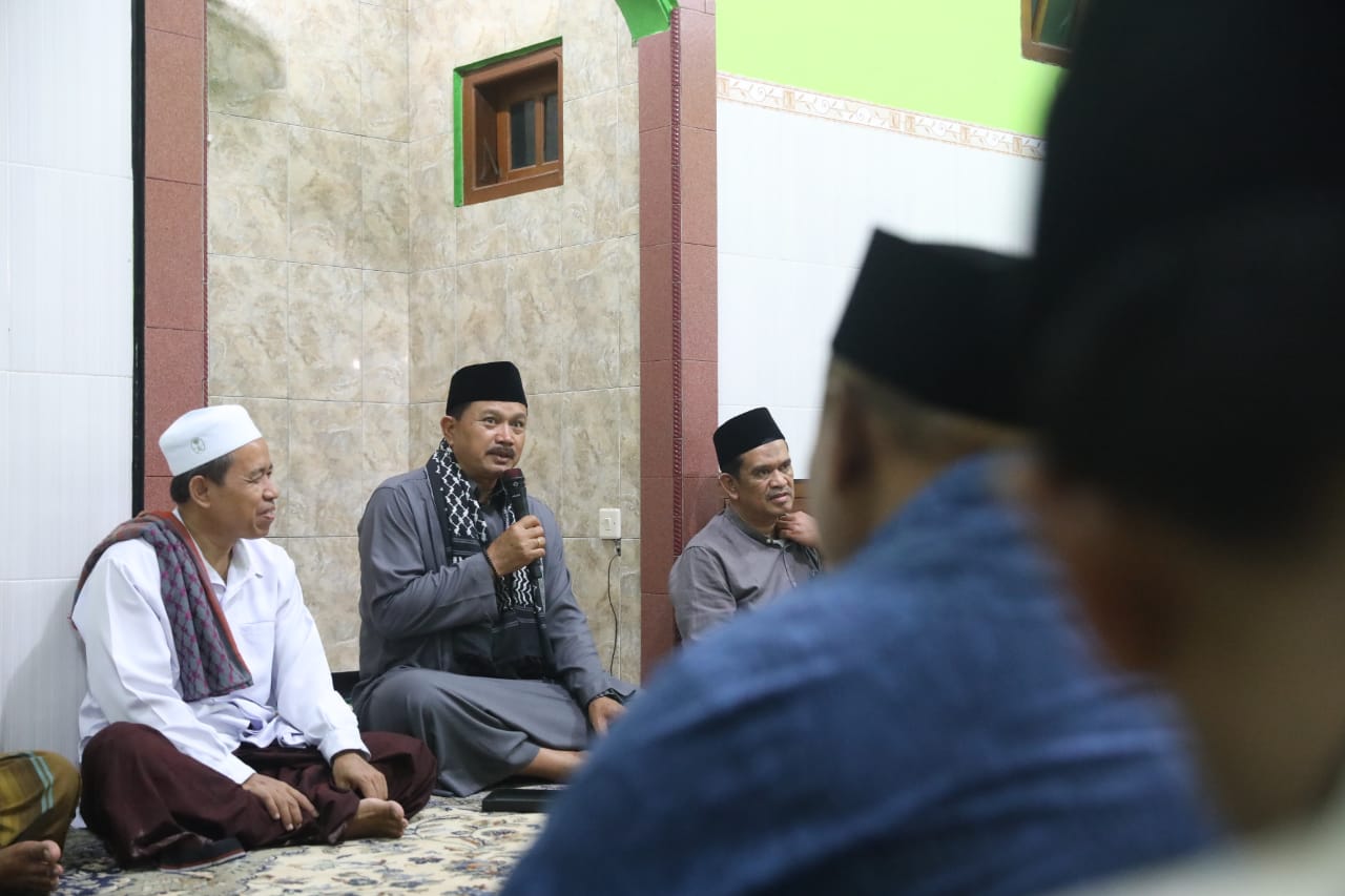 Isya Berjamaah di Musala Baitul Muttaqin, Wali Kota Ajak Masyarakat Sampaikan Aspirasi