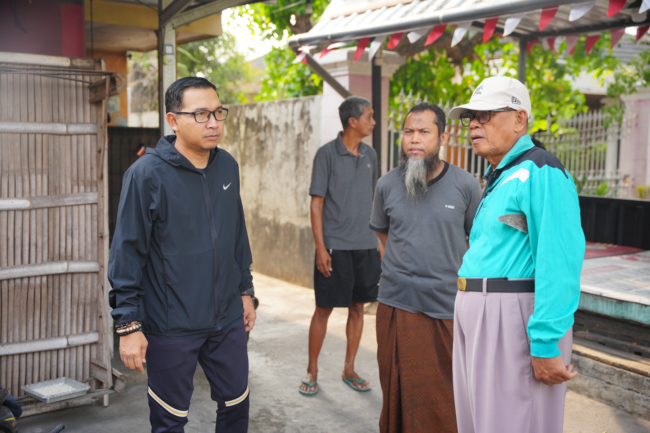 Tindaklanjuti Usulan WBR, Petugas Gabungan dan Warga Bersihkan Saluran