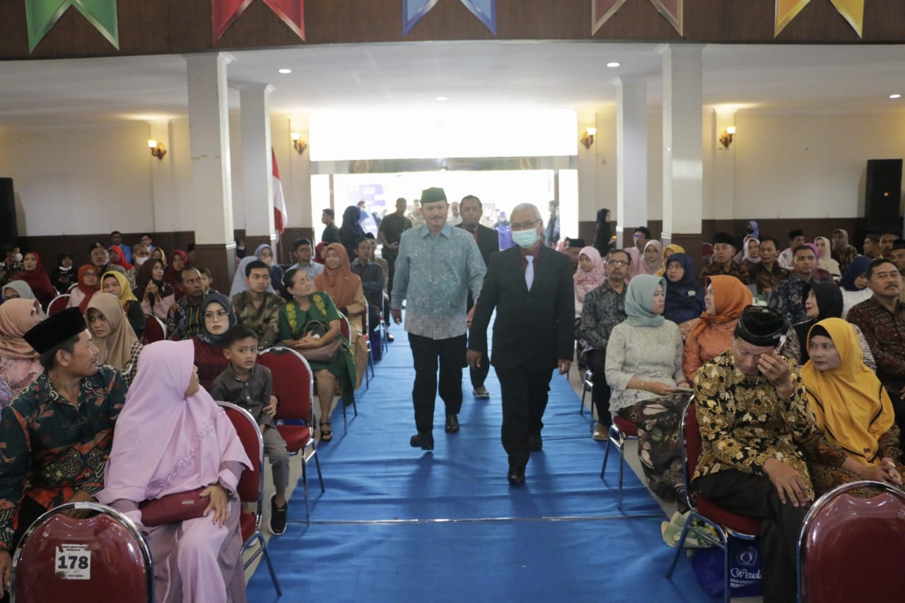 Hadiri Wisuda XII UNIPMA, Wali Kota Pesan Tingkatkan Kompetensi Agar Sukses di Dunia Kerja