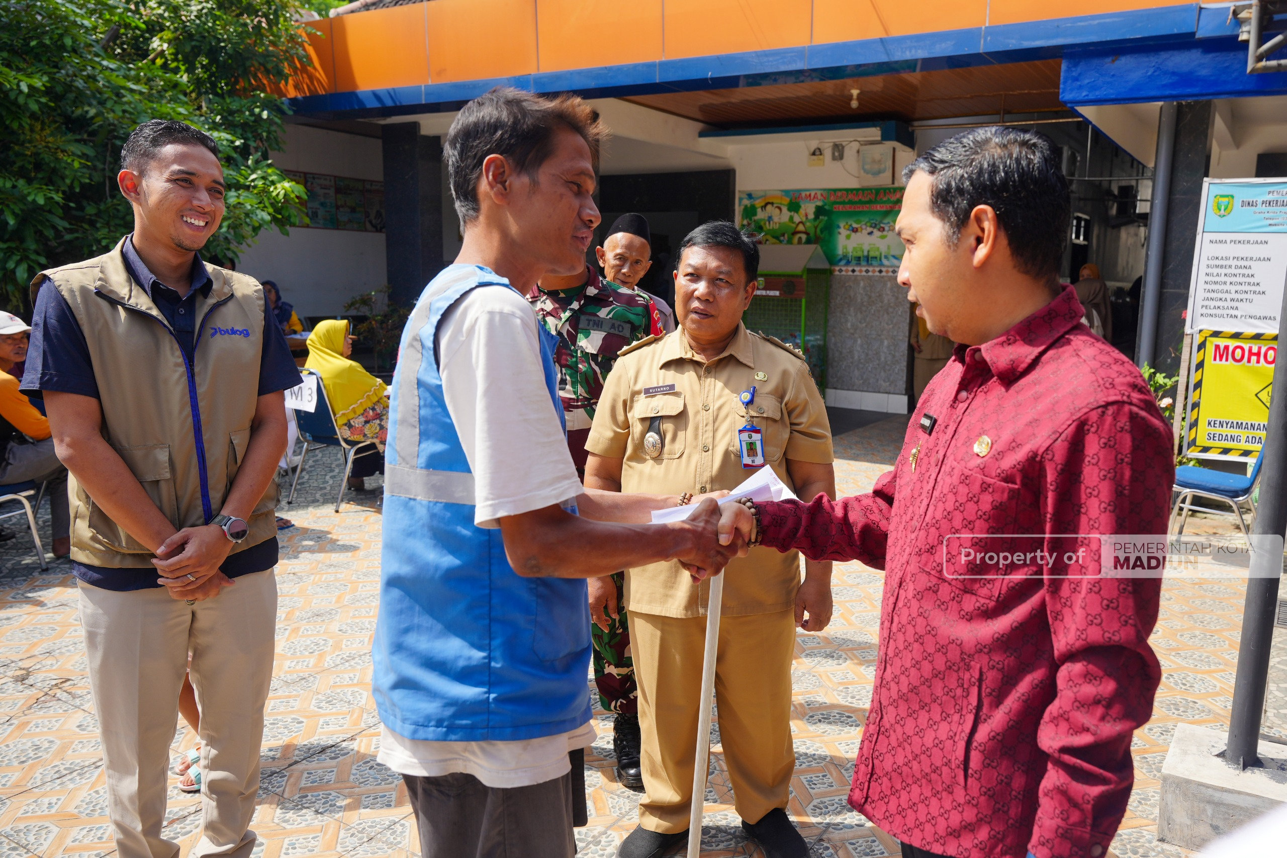 Kembali Serahkan Bantuan Pangan, Plt Wali Kota Madiun Pastikan Kebutuhan Pokok Warga Aman Jelang Idulfitri