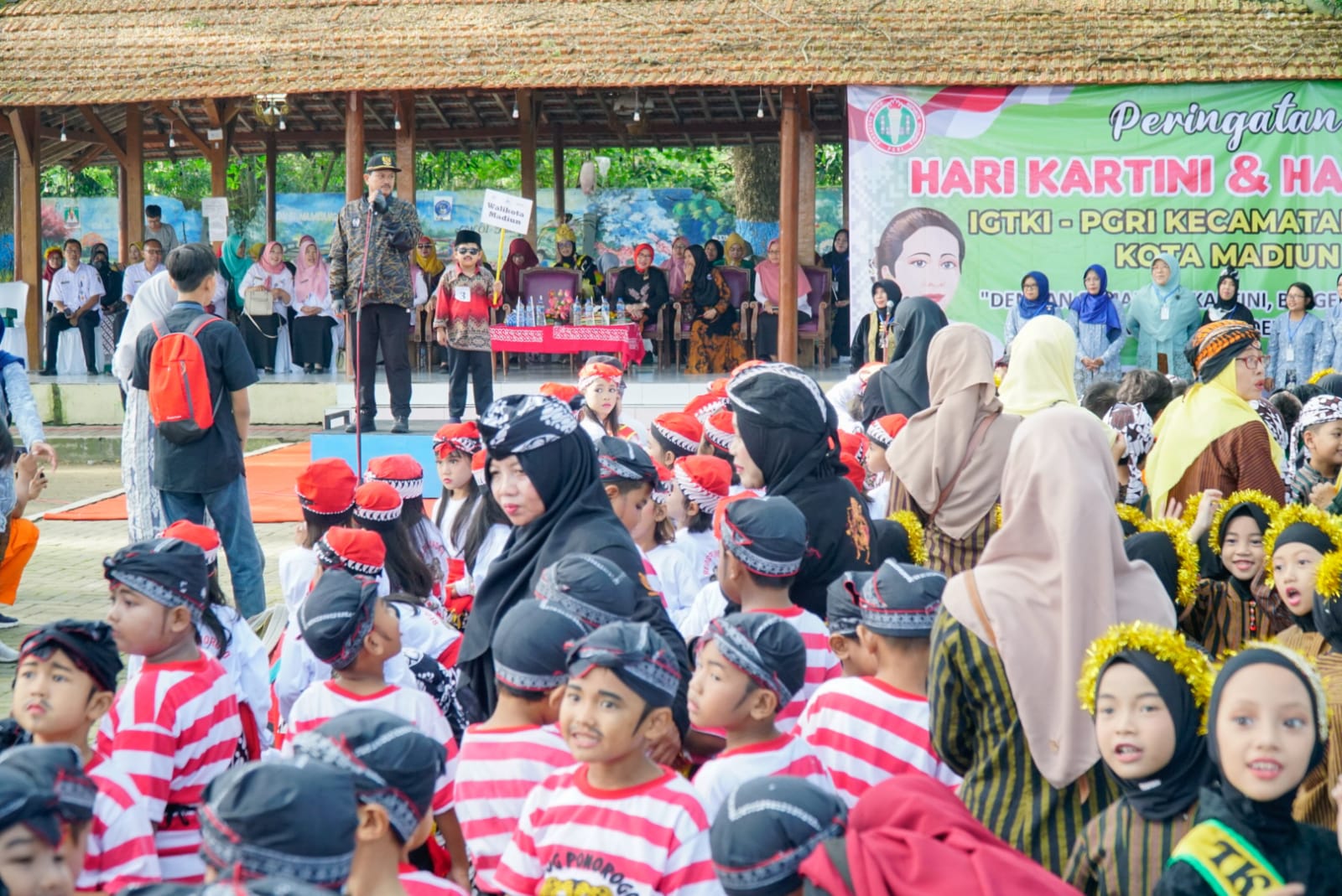 Peringati Hardiknas dan Hari Kartini, 1.600 Anak TK se-Kecamatan Taman Gelar Pawai Budaya, Bunda PAUD Beri Apresiasi