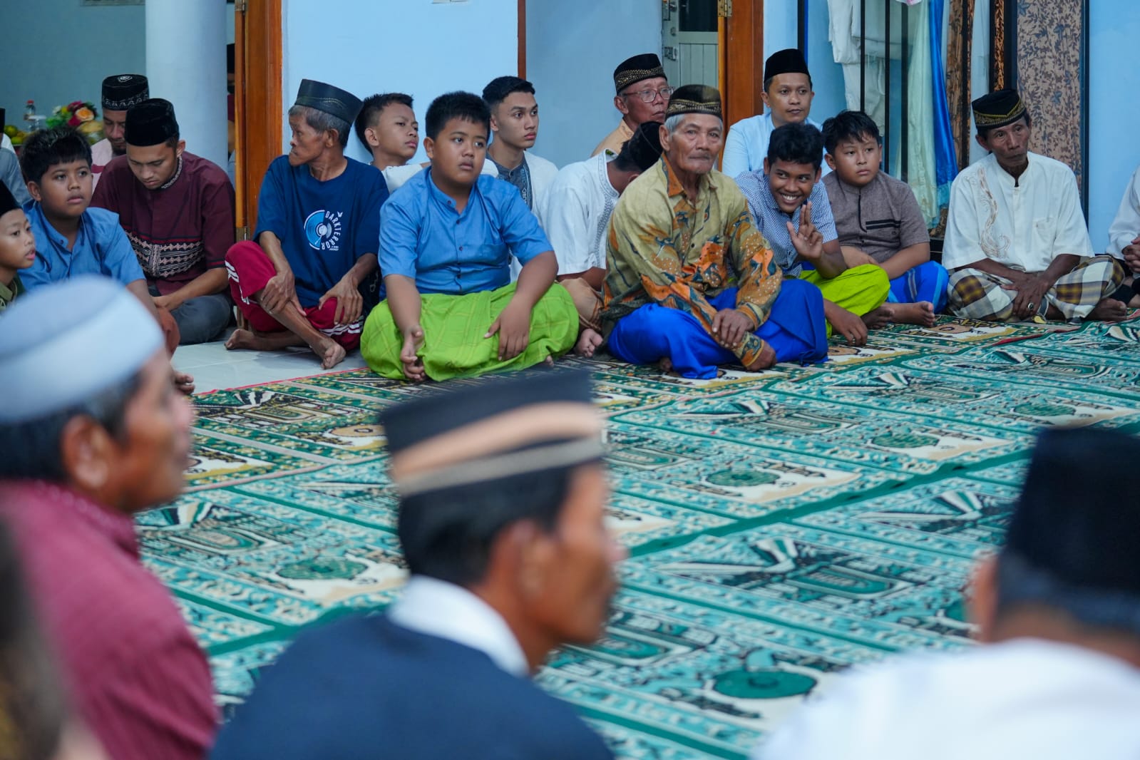 Gelar Salat Isya di Masjid Baddal’ul Muttaqin, Wali Kota Sosialisasi Sekaligus Salurkan Bantuan ke Warga