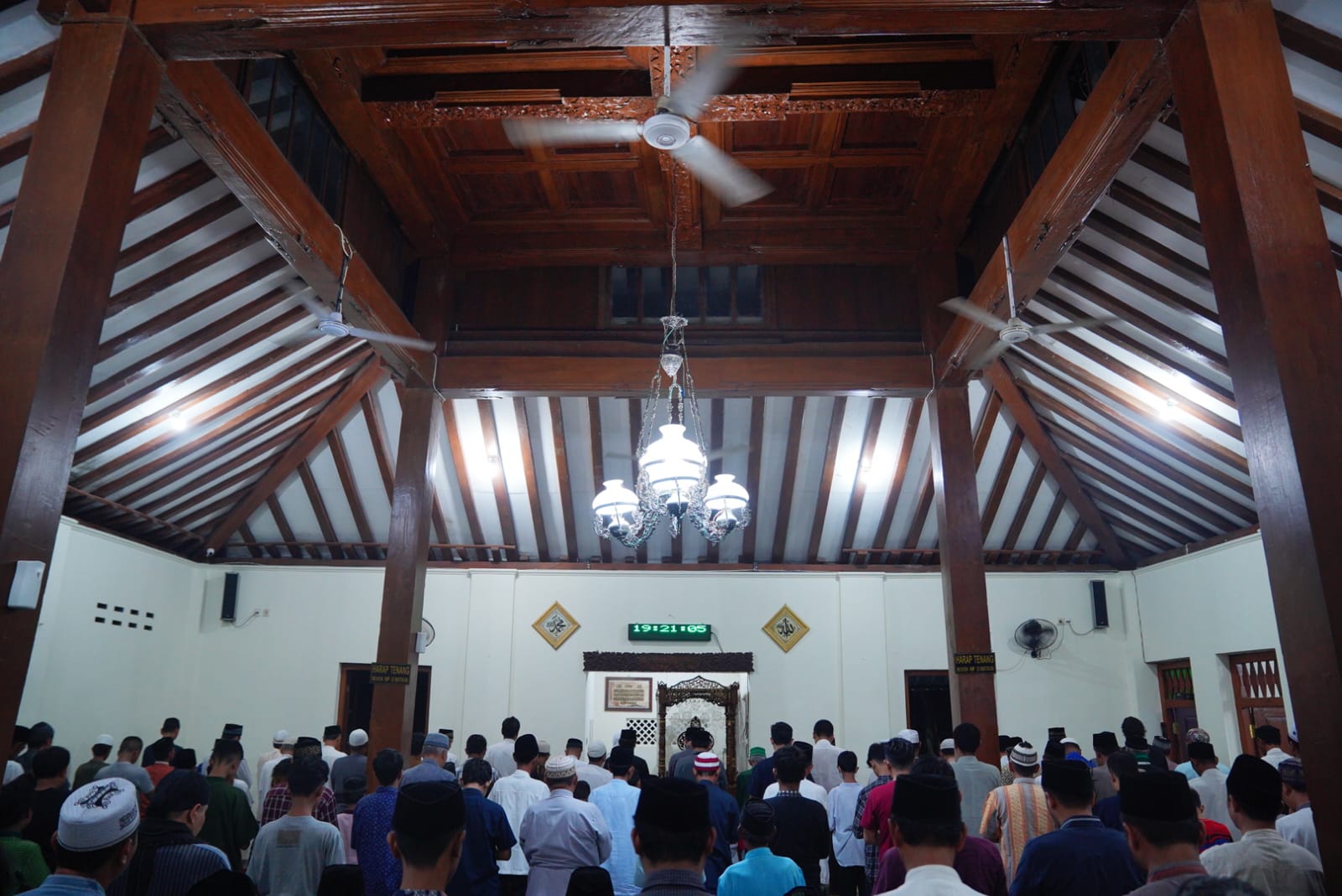 Salat Isya dan Tarawih di Masjid Kuncen, Wali Kota Harapkan Kerukunan Terjaga