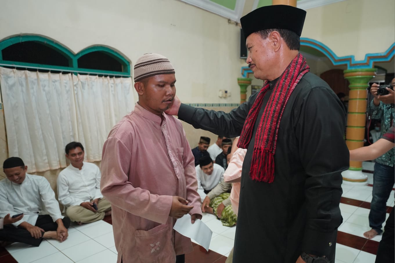 Salat Isya di Masjid Baiturohman Kelurahan Rejomulyo, Jamaah Minta Bantuan Rp 10 Juta, Wali Kota Kasih Rp 15 Juta