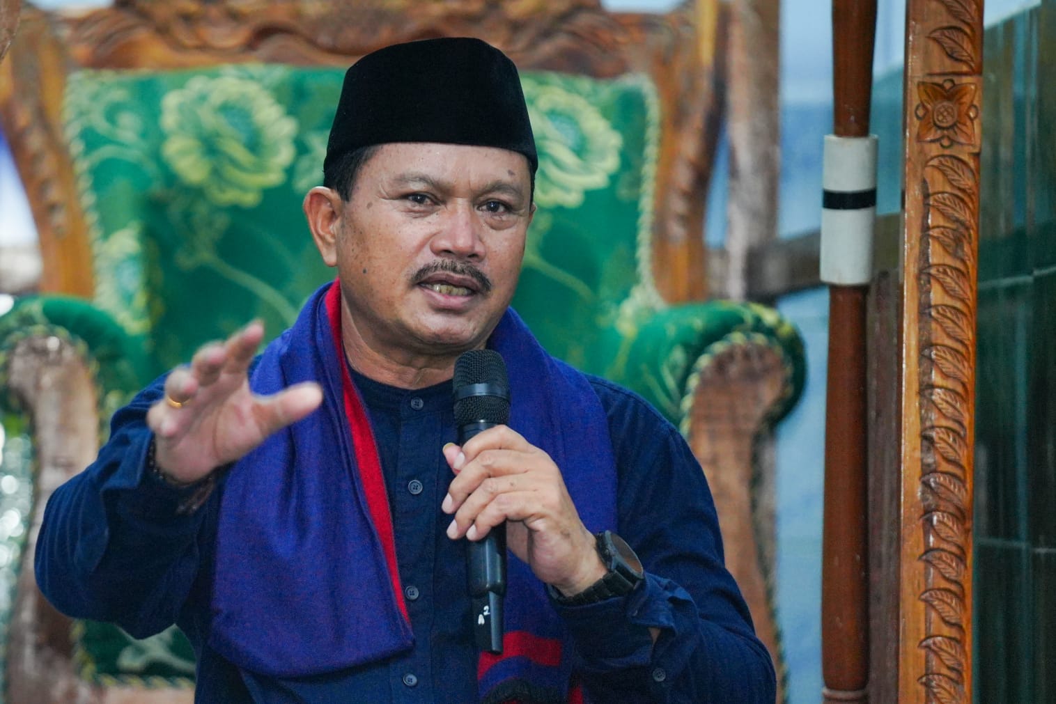Gelar Salat Isya di Masjid Baddal’ul Muttaqin, Wali Kota Sosialisasi Sekaligus Salurkan Bantuan ke Warga