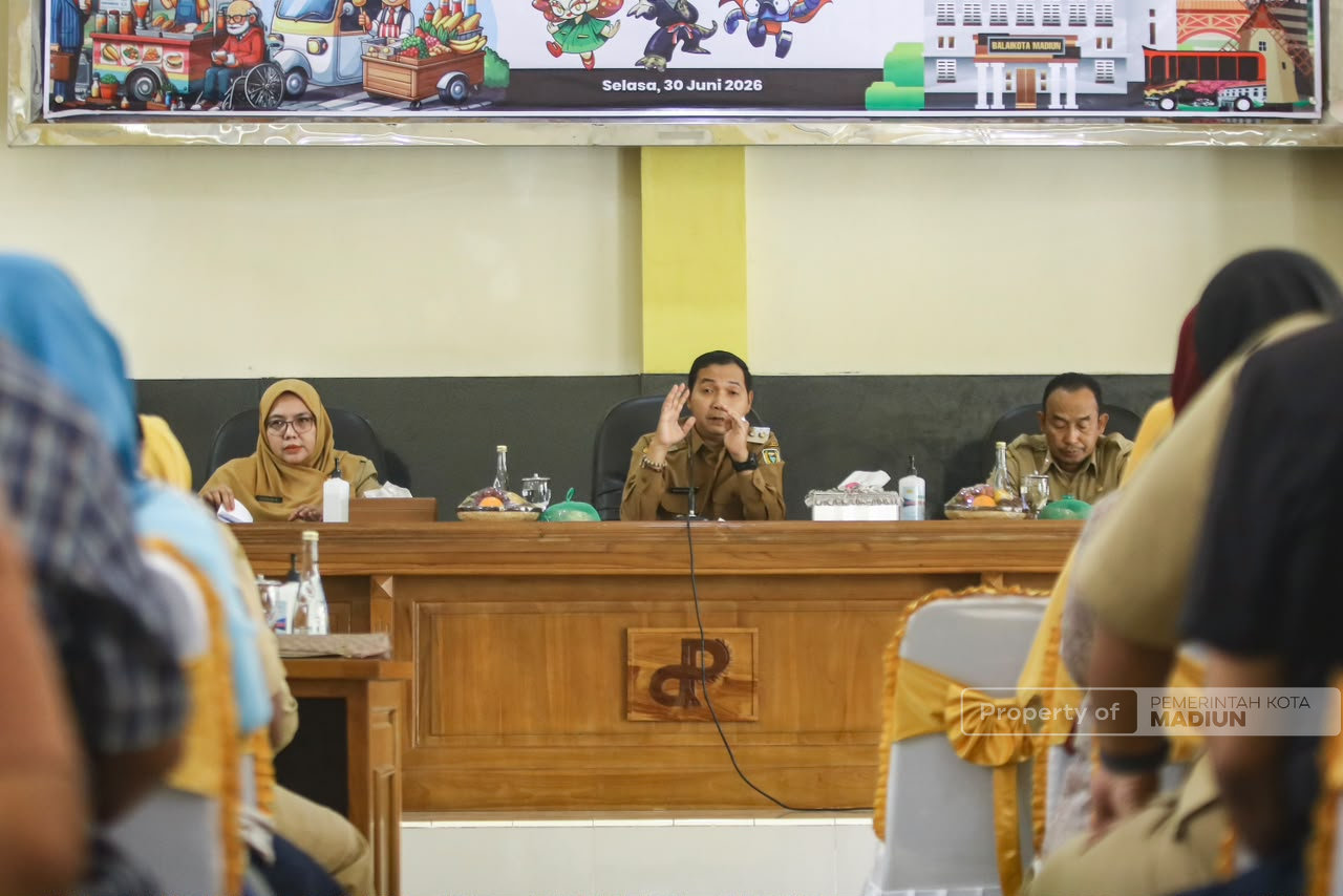 Beri Pembinaan PKL, Plt Wali Kota Tegaskan PKL Wajib Jaga Kebersihan