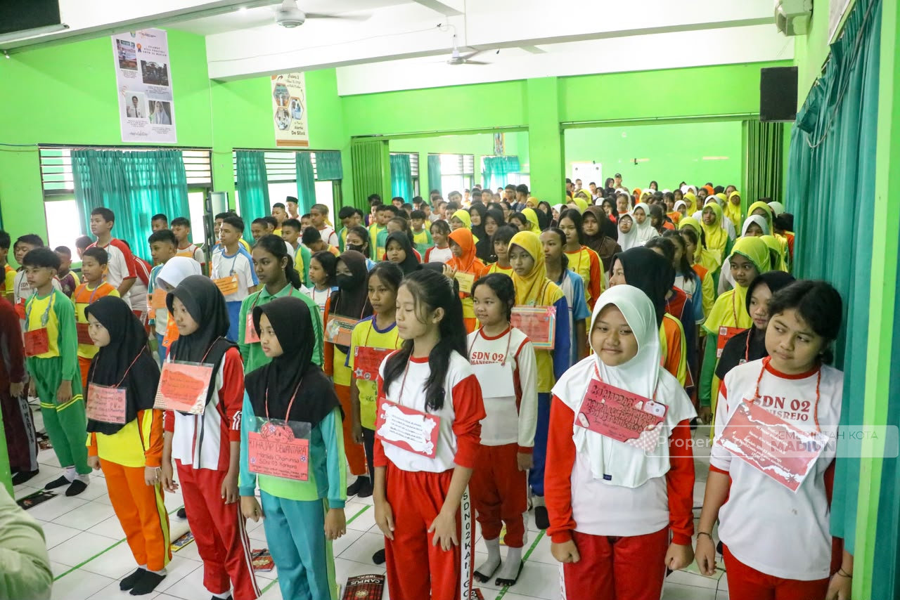 Isi MPLS di SMPN 11, Plt Wali Kota Madiun Tanamkan Nilai Antikorupsi dan Bijak Bermedia Digital