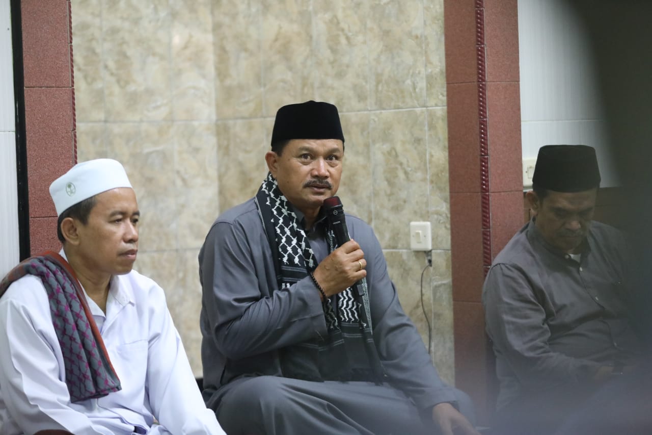 Isya Berjamaah di Musala Baitul Muttaqin, Wali Kota Ajak Masyarakat Sampaikan Aspirasi