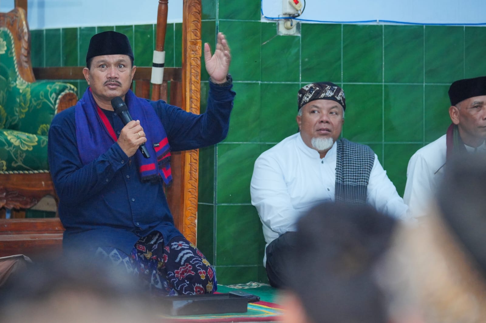 Gelar Salat Isya di Masjid Baddal’ul Muttaqin, Wali Kota Sosialisasi Sekaligus Salurkan Bantuan ke Warga