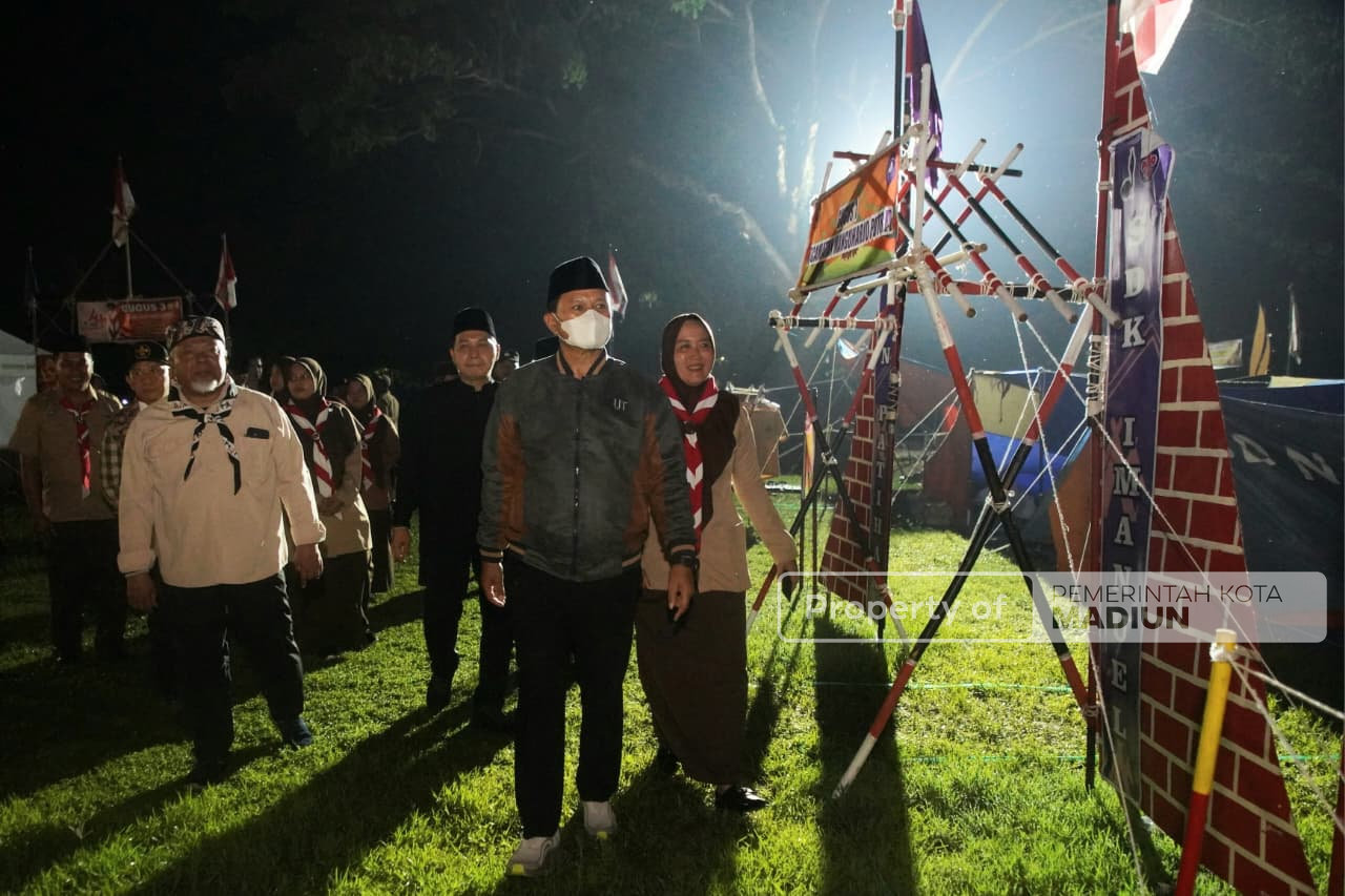 Tandai Dibukanya Jambore Ranting Manguharjo, Wali Kota Madiun Nyalakan Api Unggun