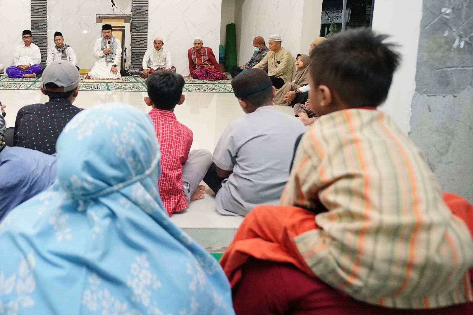 Salat Isya di Musala Baiturahim, Wali Kota Salurkan Bantuan Pembangunan Rp 50 Juta
