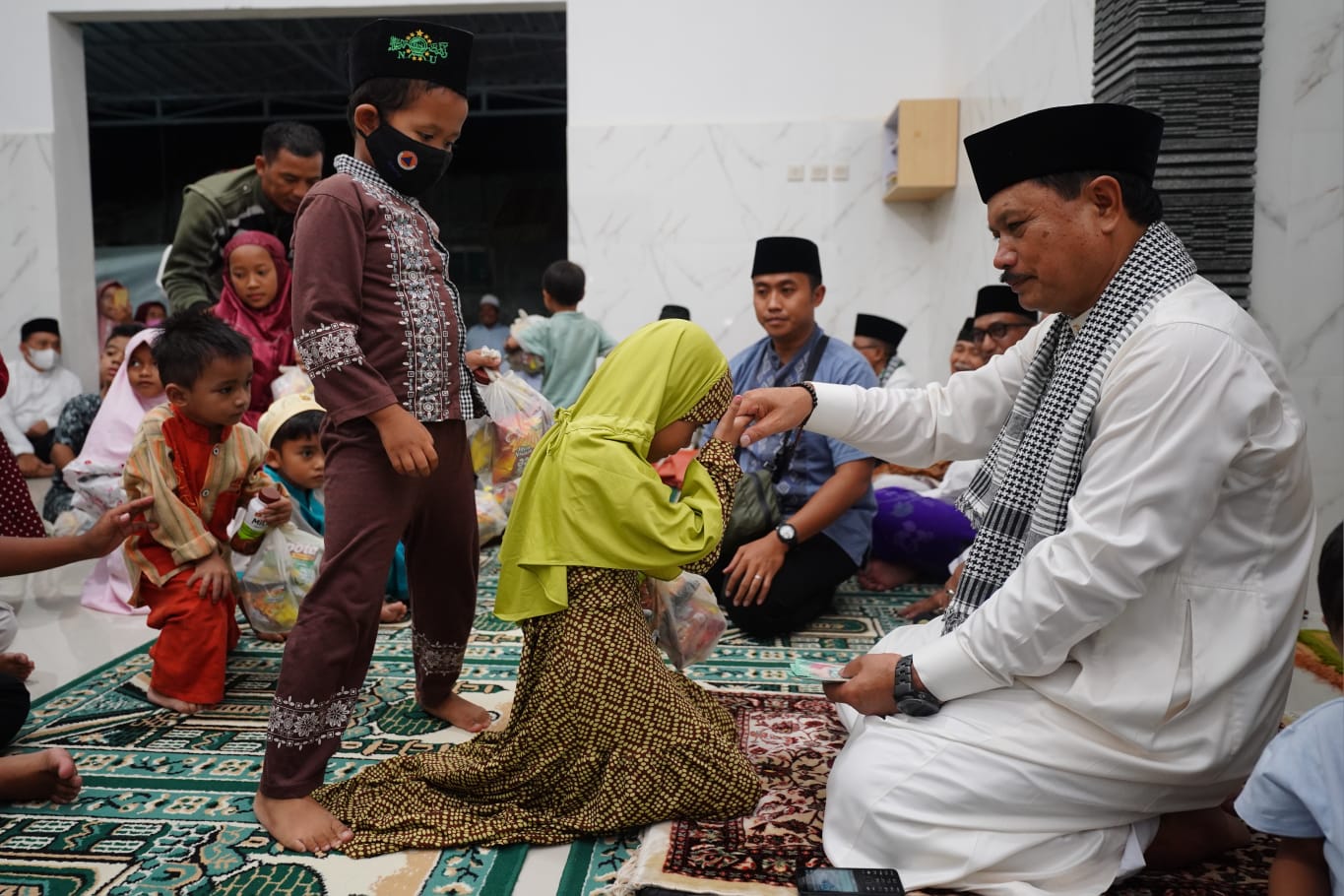 Salat Isya di Musala Baiturahim, Wali Kota Salurkan Bantuan Pembangunan Rp 50 Juta