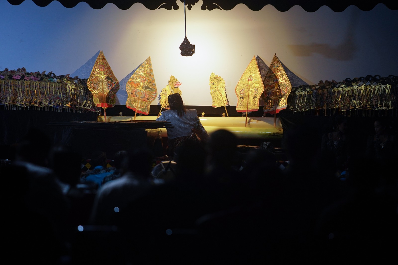 Hadiri Pagelaran Wayang Kulit Peringatan HUT Yonif Para Raider 501, Wali Kota: Usia Tua Penampilan Harus Muda