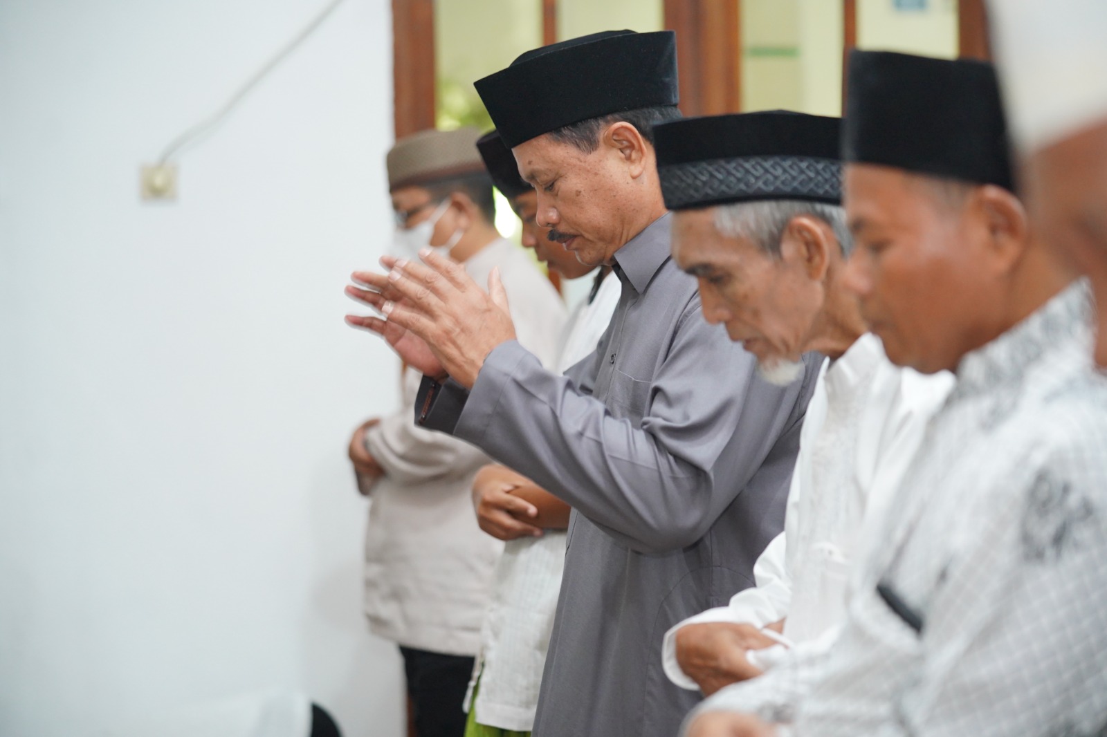 Salat Isya di Masjid Al Muttaqin, Wali Kota Juga Salurkan Berbagai Bantuan