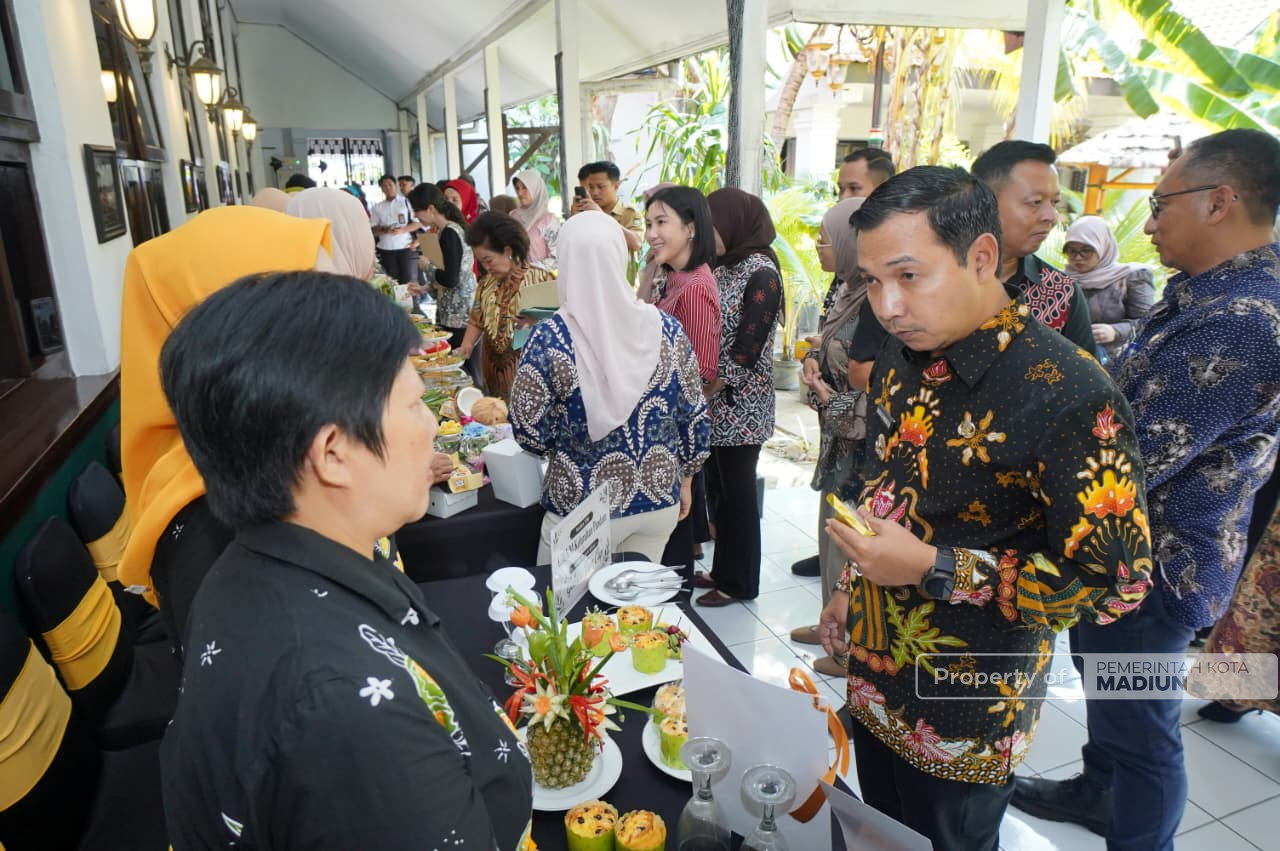 Ketua TP PKK Provinsi Jatim Arumi Terpukau Hasil Cipta Kreasi Jajan Khas Peringatan Hari Jadi, Plt Wali Kota Bakal Patenkan Produk Pemenang dan Beri Pelatihan Khusus