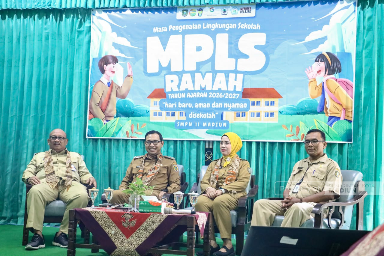 Isi MPLS di SMPN 11, Plt Wali Kota Madiun Tanamkan Nilai Antikorupsi dan Bijak Bermedia Digital