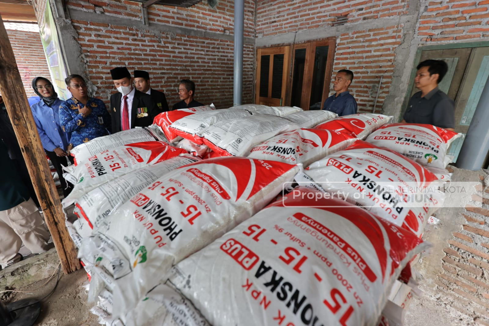 Dongkrak Produktivitas Pertanian, Wali Kota Madiun Serahkan Pupuk Program Bantuan