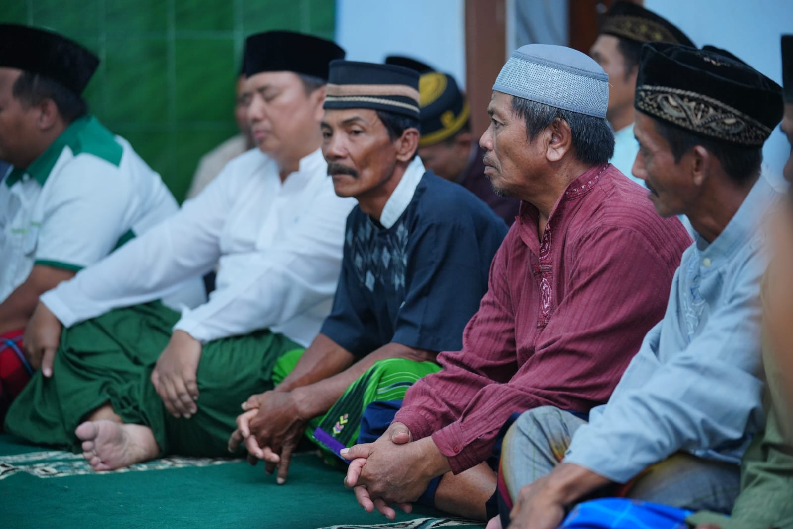 Gelar Salat Isya di Masjid Baddal’ul Muttaqin, Wali Kota Sosialisasi Sekaligus Salurkan Bantuan ke Warga