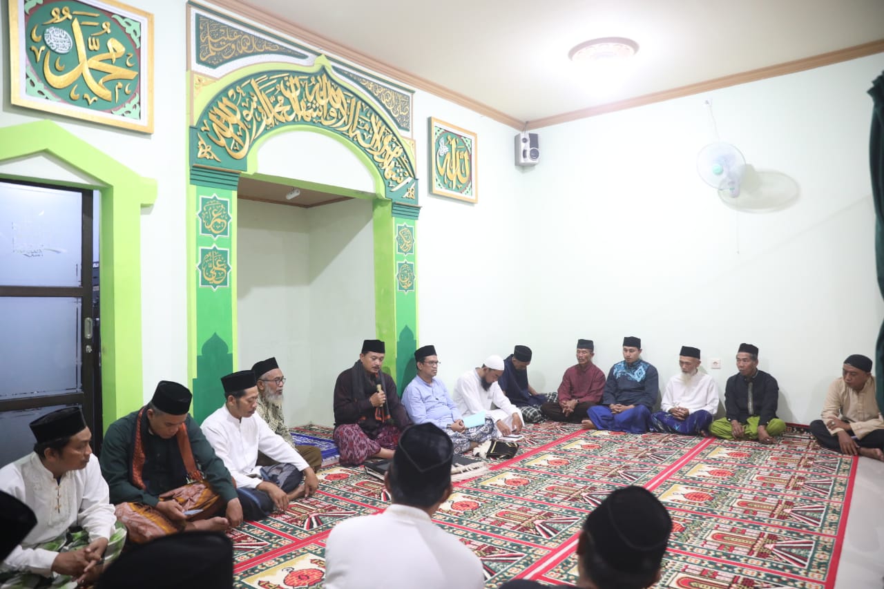 Salat Isya di Mushala Al-Ikhlas Ngegong, Wali Kota Sampaikan Program Pembangunan