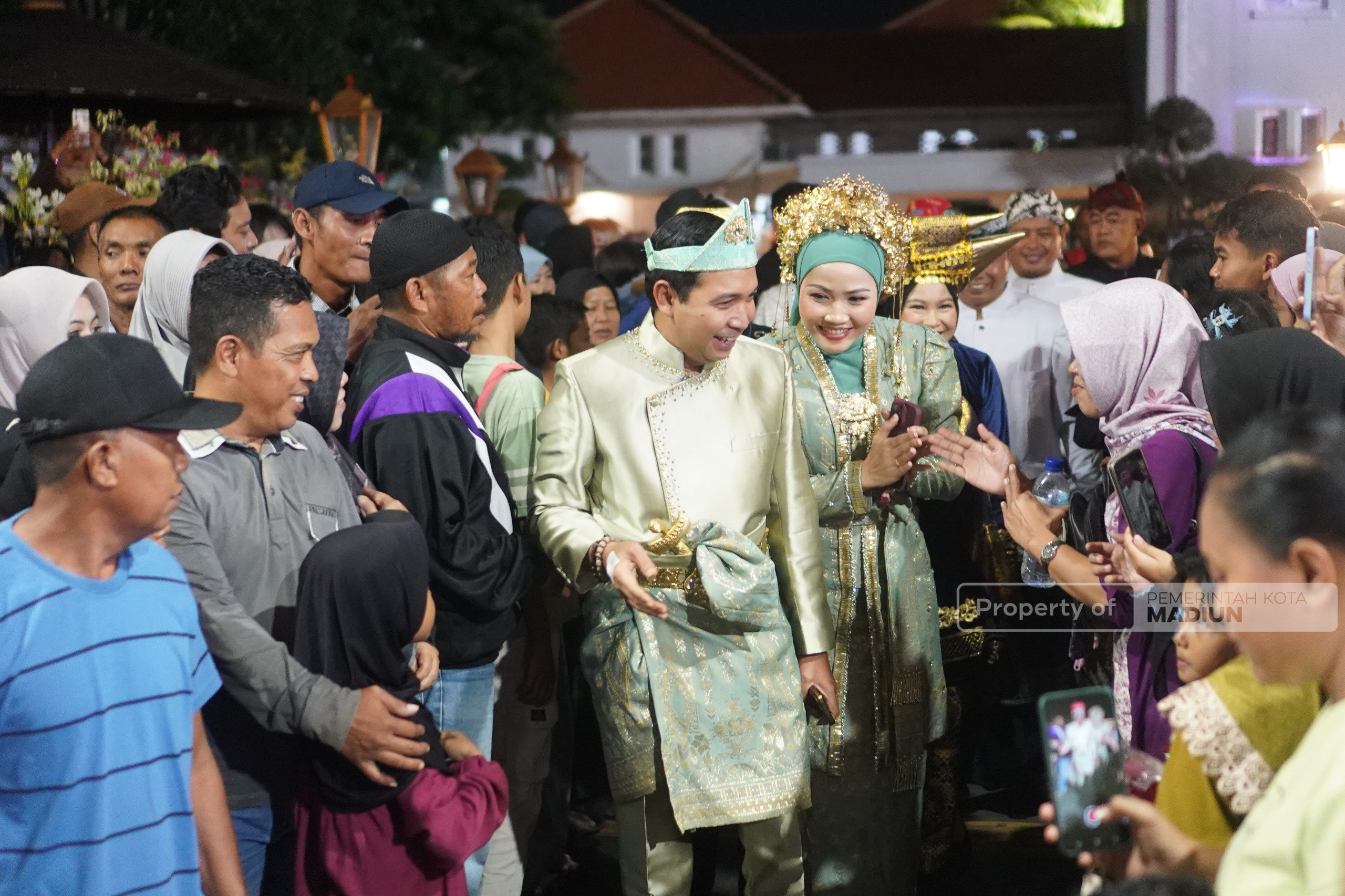 Ribuan Masyarakat Tumplek Blek, Madiun Spektra Carnival Gemerlapkan Malam Kota Pendekar, Wali Kota Sampaikan Apresiasi dan Terima Kasih