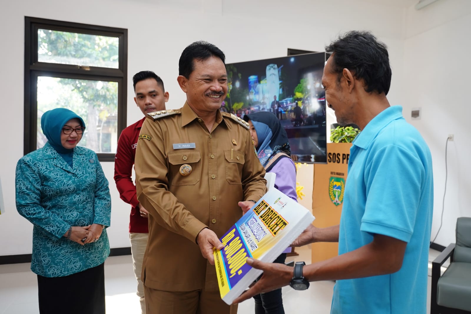 Salurkan Bantuan DBHCHT, Wali Kota Harap Bermanfaat Bagi Penerima