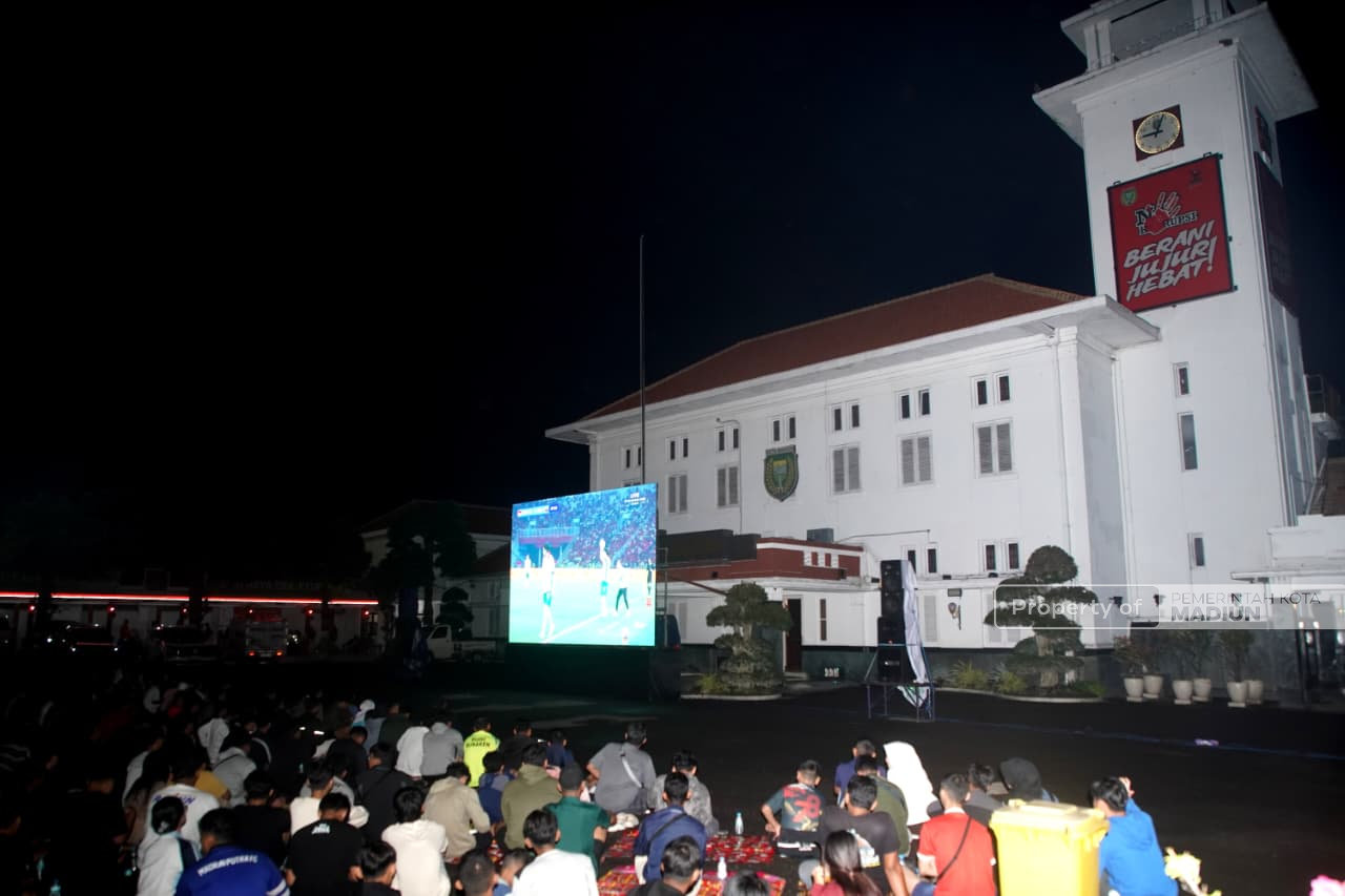 Sempat Diguyur Hujan, Ratusan Warga Tetap Antusias Nobar Final FIFA Series 2026 di Balai Kota Madiun