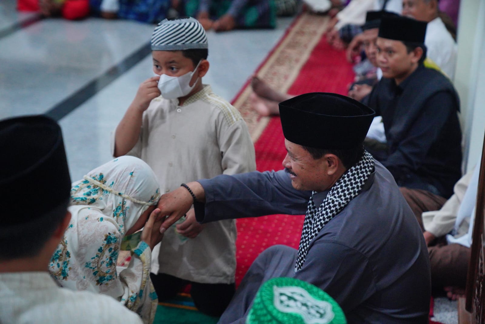 Salat Isya dan Tarawih di Masjid Kuncen, Wali Kota Harapkan Kerukunan Terjaga