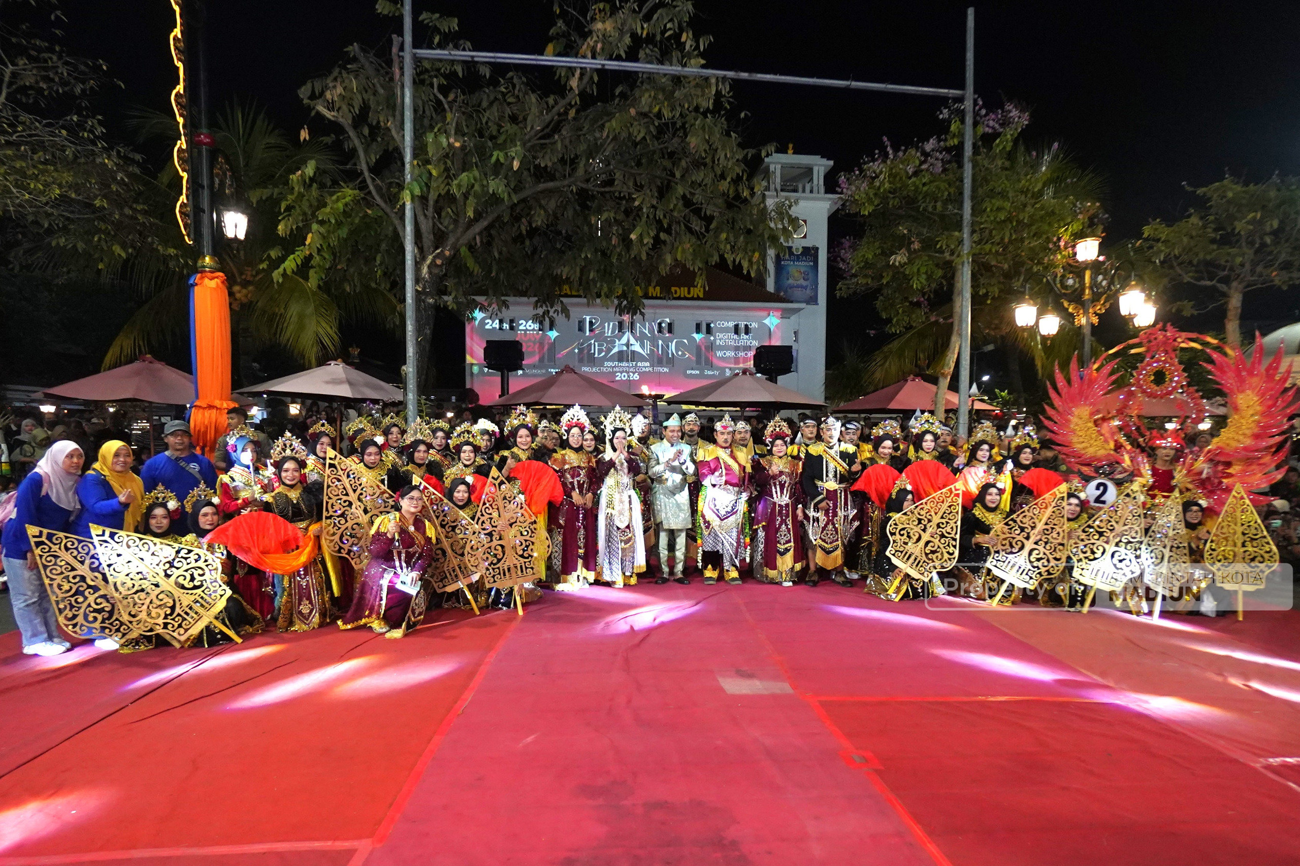 Ribuan Masyarakat Tumplek Blek, Madiun Spektra Carnival Gemerlapkan Malam Kota Pendekar, Wali Kota Sampaikan Apresiasi dan Terima Kasih
