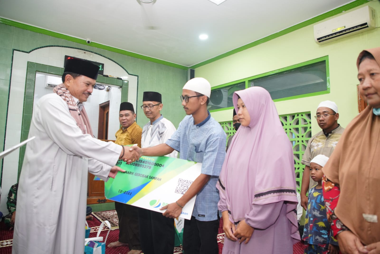 Salat Isya di Masjid Al Falah, Wali Kota Juga Sampaikan Program Pembangunan Kepada Jemaah