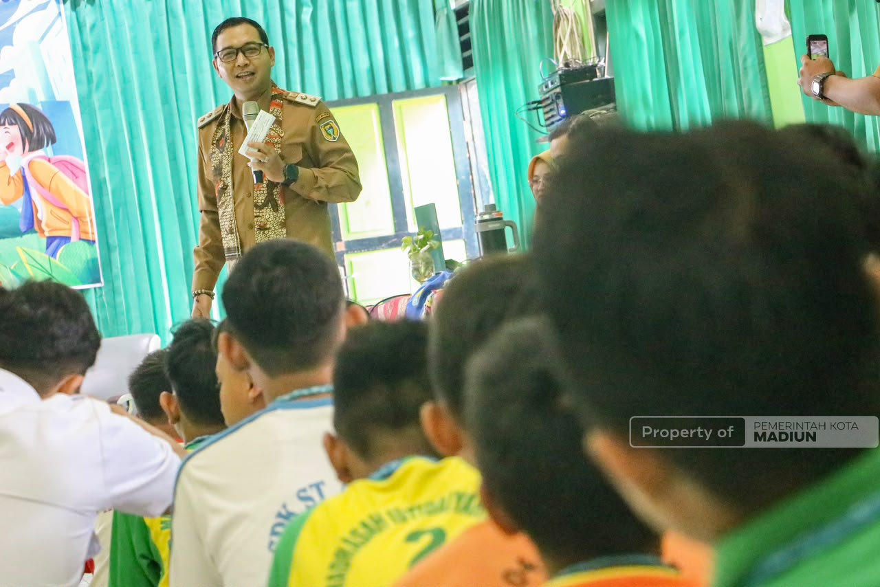 Isi MPLS di SMPN 11, Plt Wali Kota Madiun Tanamkan Nilai Antikorupsi dan Bijak Bermedia Digital