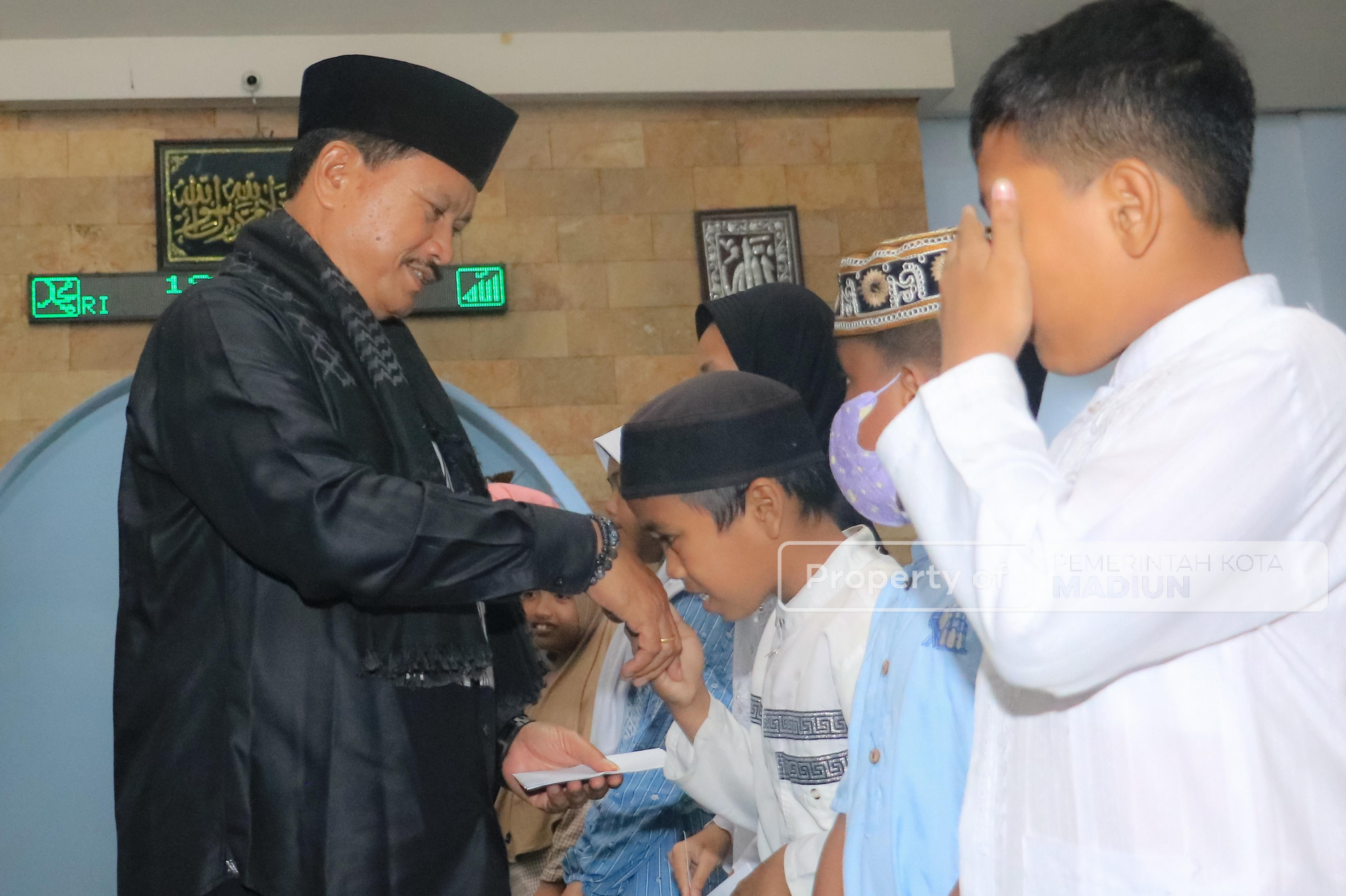 Salat Isya di Masjid Baitussilaturrahmin, Wali Kota Ajak Masyarakat Senantiasa Jaga Kerukunan