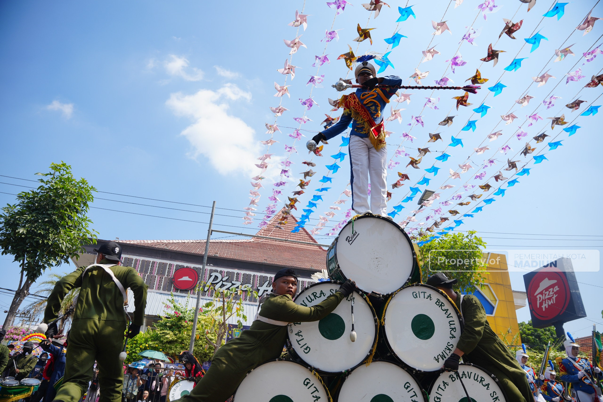 Parade Military Drumband Semarakkan HUT ke-108 Kota Madiun, Plt Wali Kota Harap Ekonomi Lokal Kian Bergeliat
