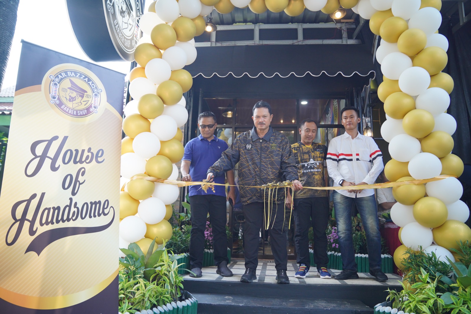Hadiri Pembukaan Barbershop, Wali Kota Pelaku Usaha Ramaikan Ekonomi Kota