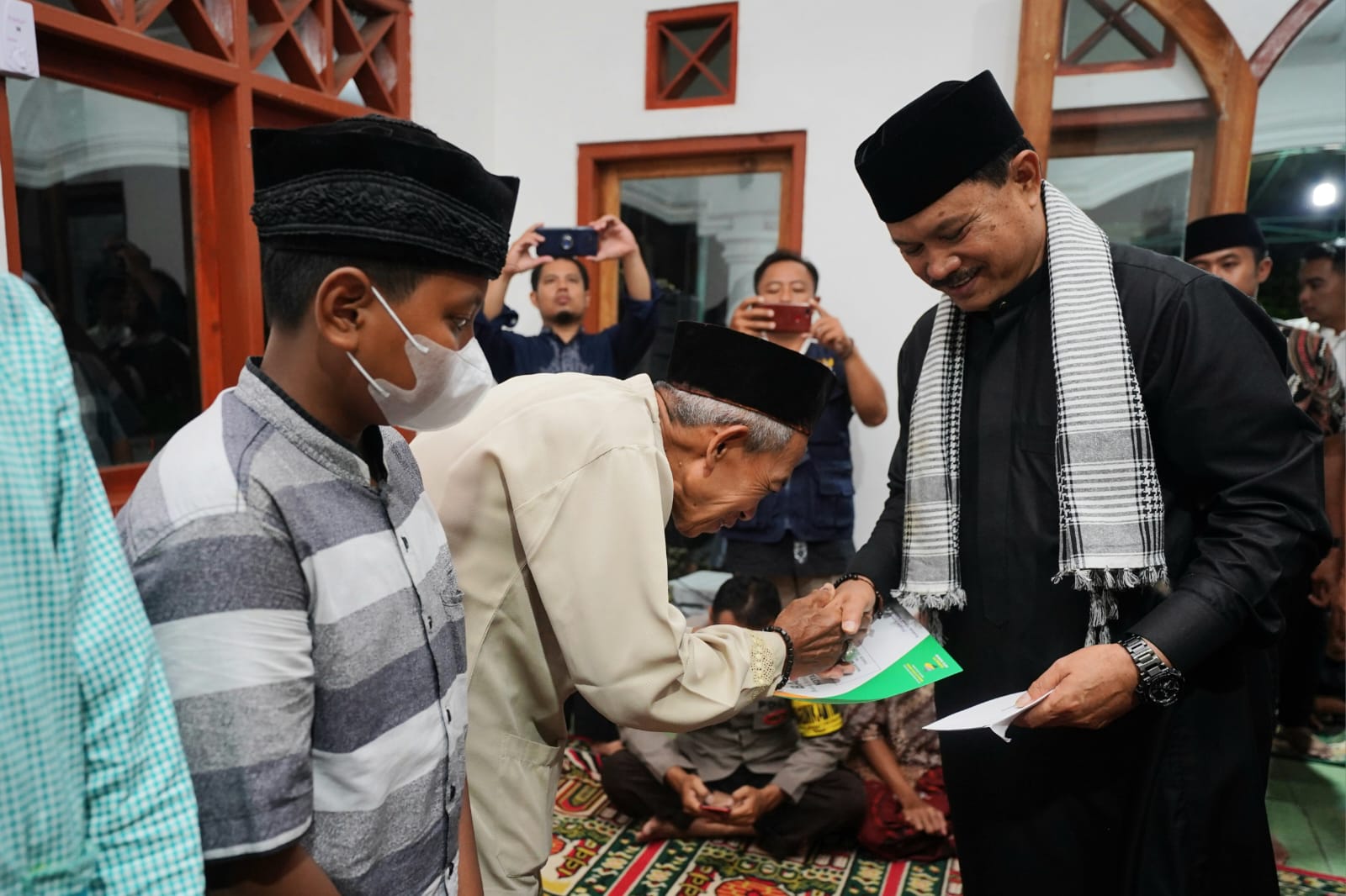 Gelar Safari Ramadhan, Wali Kota Ikuti Shalat Isya Dan Tarawih Di Mushola Al Ikhlas Bersama Warga