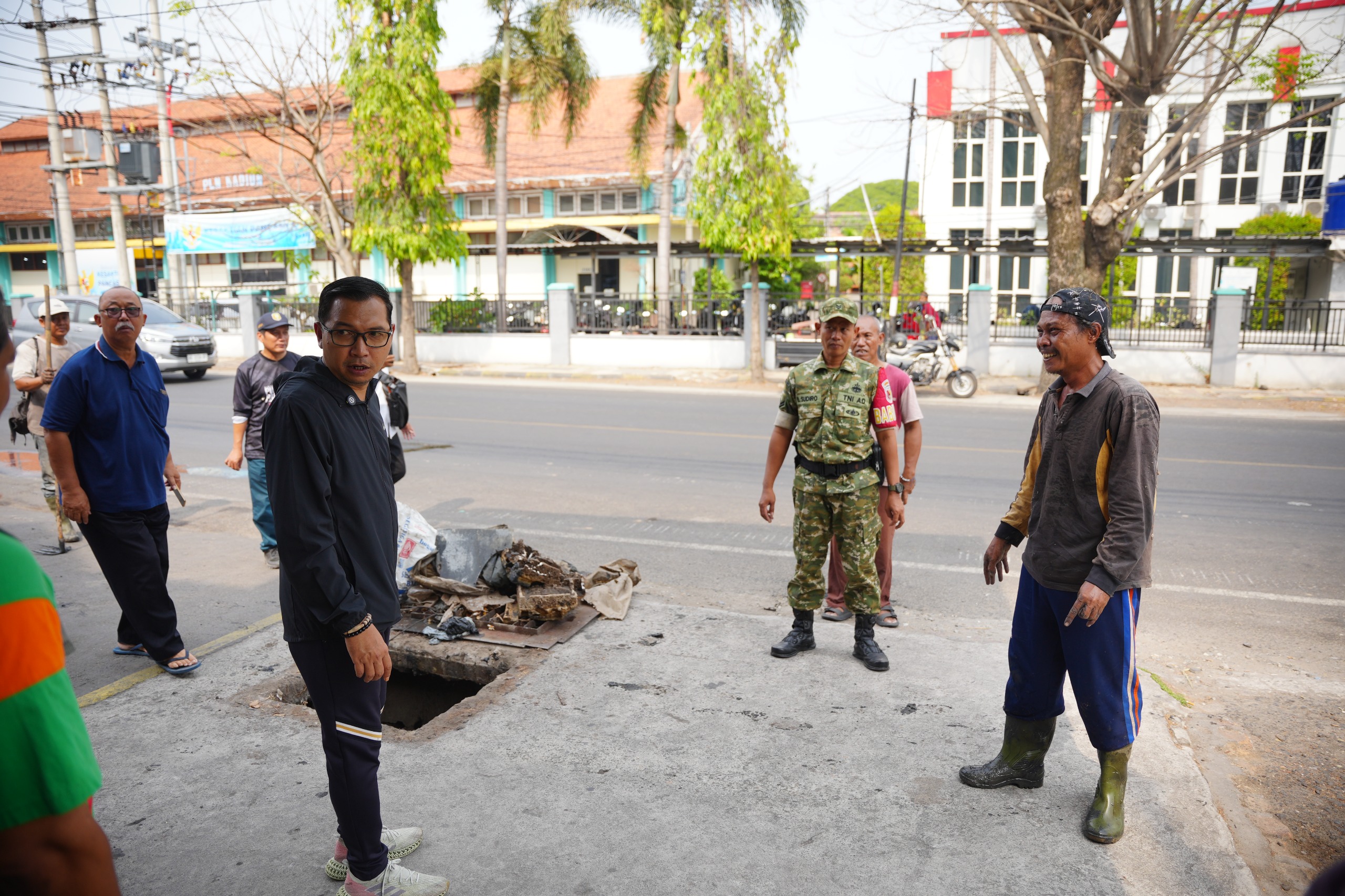 Tindaklanjuti Usulan WBR, Petugas Gabungan dan Warga Bersihkan Saluran