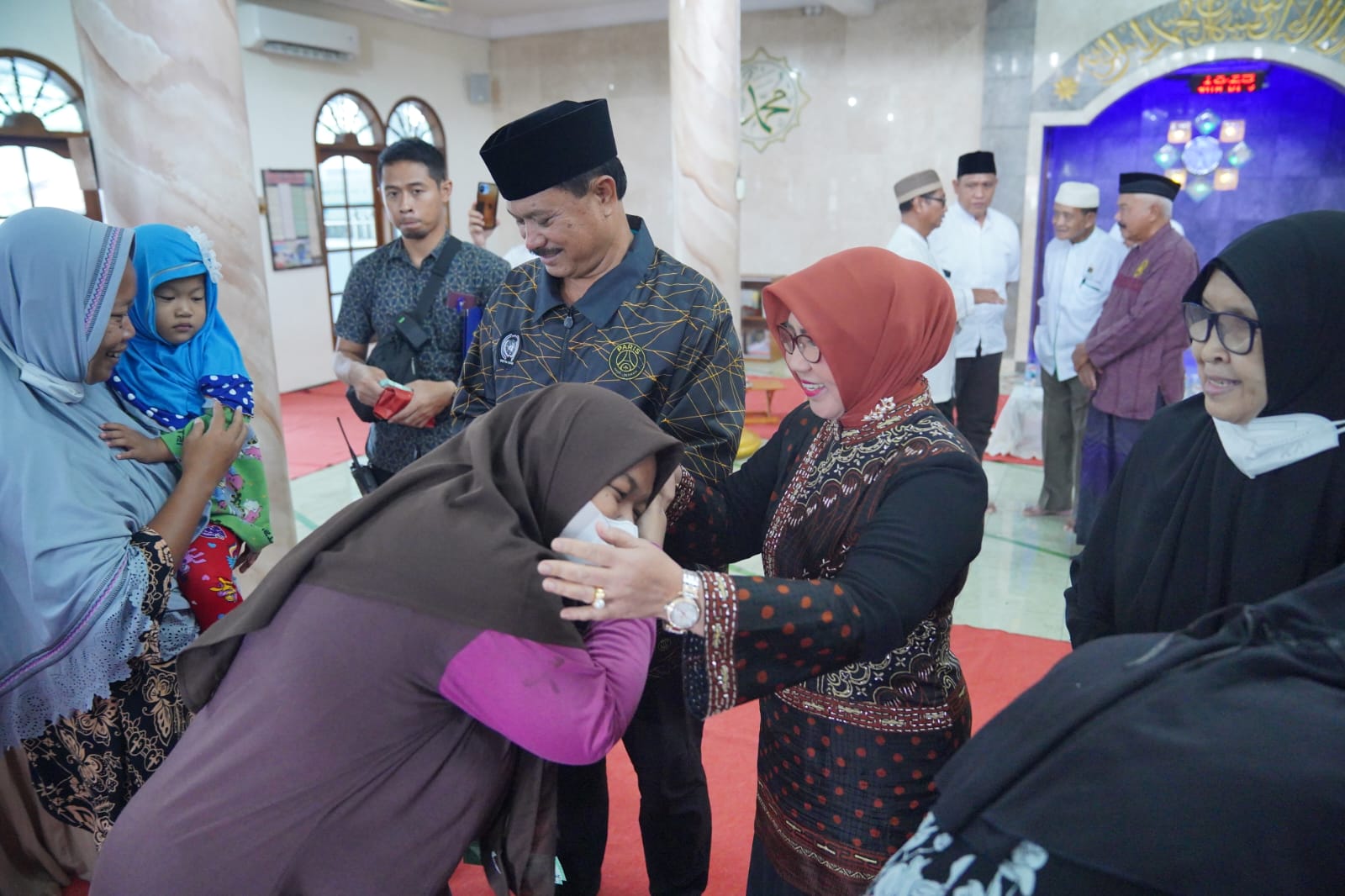 Wali Kota Salurkan Tali Asih hingga Tawarkan Mabour untuk Ibu-Ibu Pengajian
