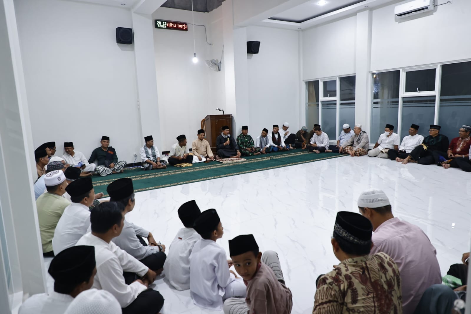 Tarawih di Masjid Baiturohim Lanjutan Safari Ramadan, Wali Kota Harap Jamaah Tak Khawatir Kebutuhan Pokok Lebaran