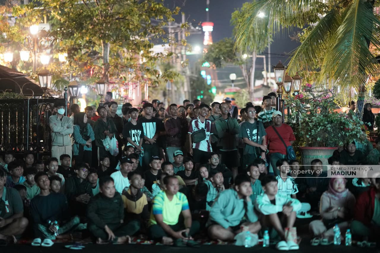 Sempat Diguyur Hujan, Ratusan Warga Tetap Antusias Nobar Final FIFA Series 2026 di Balai Kota Madiun