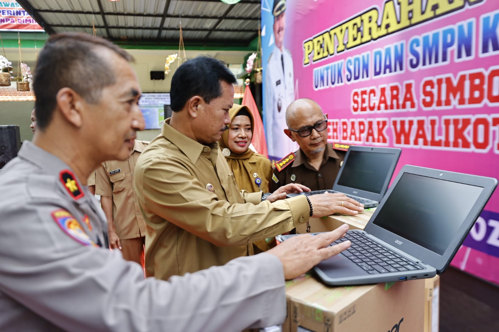 Laptop Gratis Dibagikan Kepada Siswa, Wali Kota Harap Peningkatan SDM Berkualitas Di Kota Pendekar