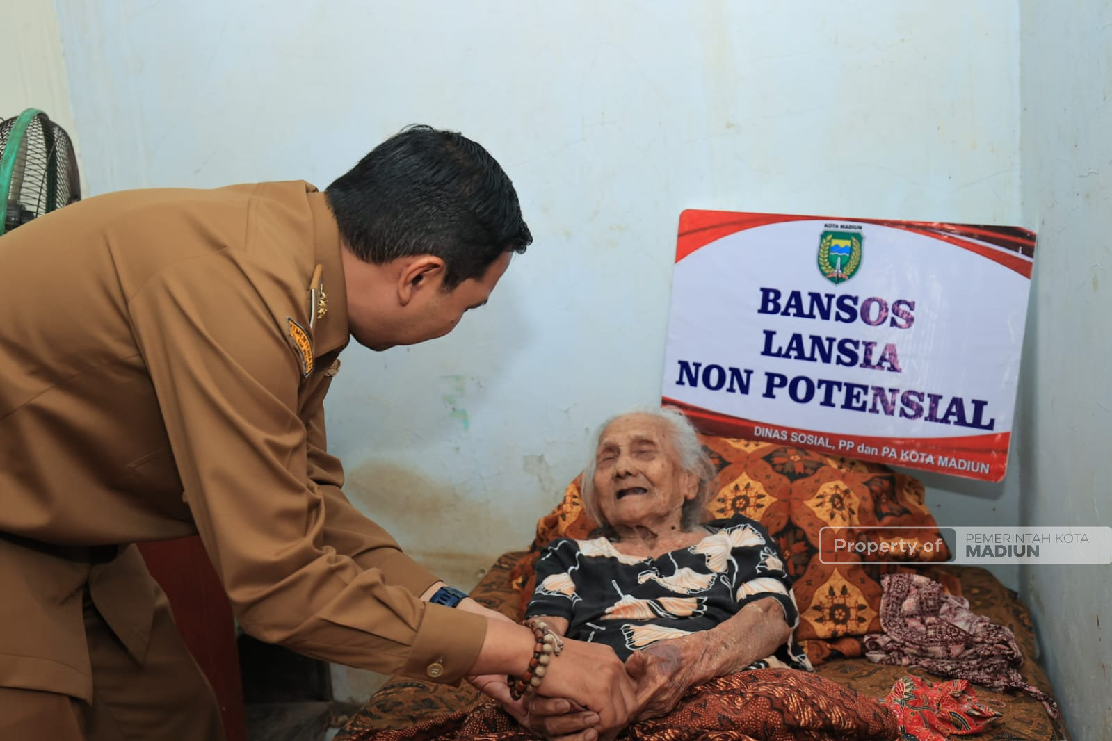 Pemkot Salurkan Bansos Triwulan I untuk Lansia Ngebrok-Disabilitas