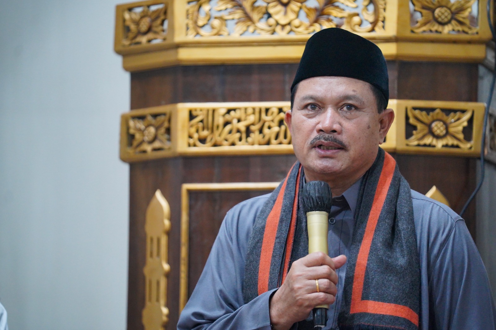 Salat Isya di Masjid Al Muttaqin, Wali Kota Juga Salurkan Berbagai Bantuan