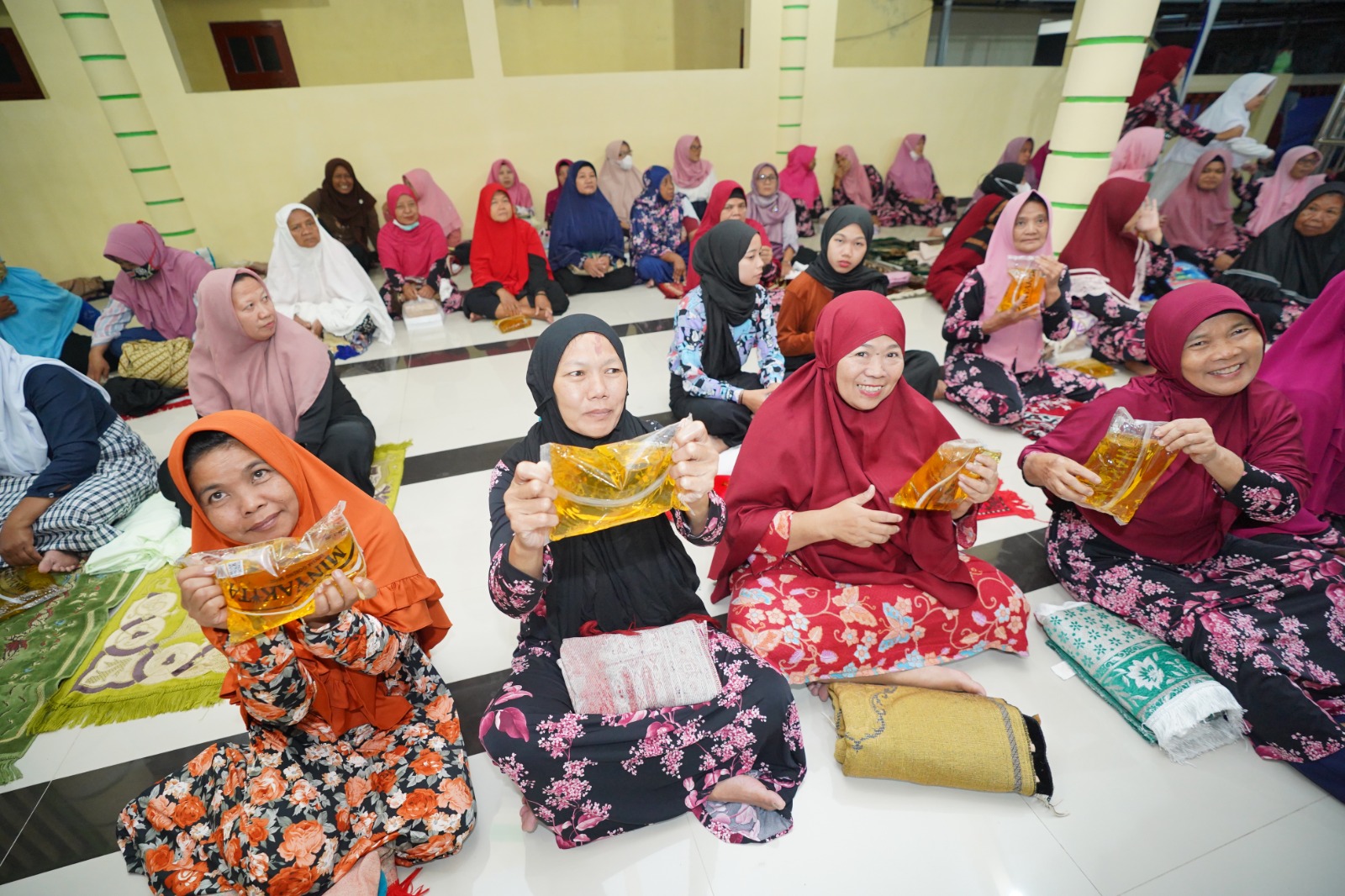 Salat Isya di Masjid Al Muttaqin, Wali Kota Juga Salurkan Berbagai Bantuan