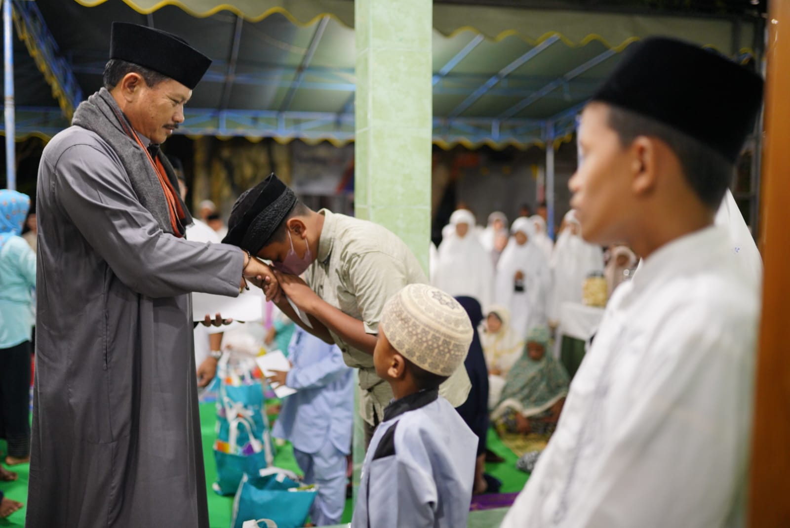 Wali Kota Salat Isya di Musala Al Palang, Juga Bersilaturahmi Hingga Salurkan Bantuan